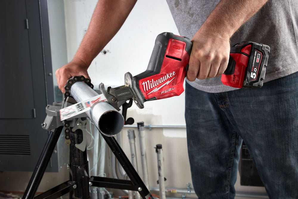 Milwaukee M18 FHZ-0X - Seghetto diritto M18 Fuel a batteria 18V Hackzall - solo corpo in valigetta