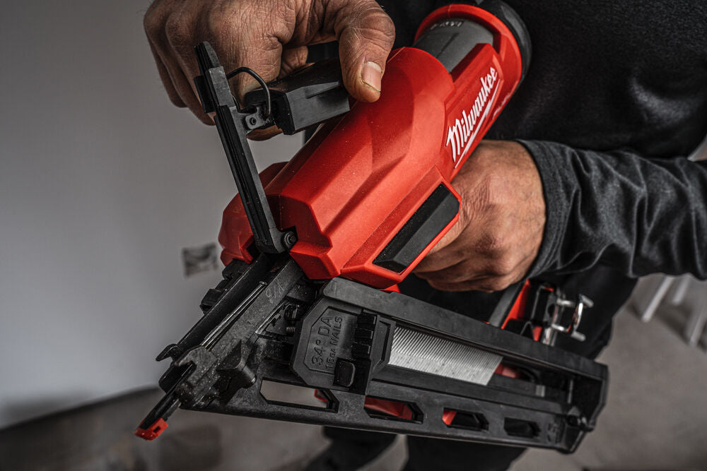 Milwaukee M18 FN15GA-202X - Groppinatrice a batteria 18V, 2 x 2Ah