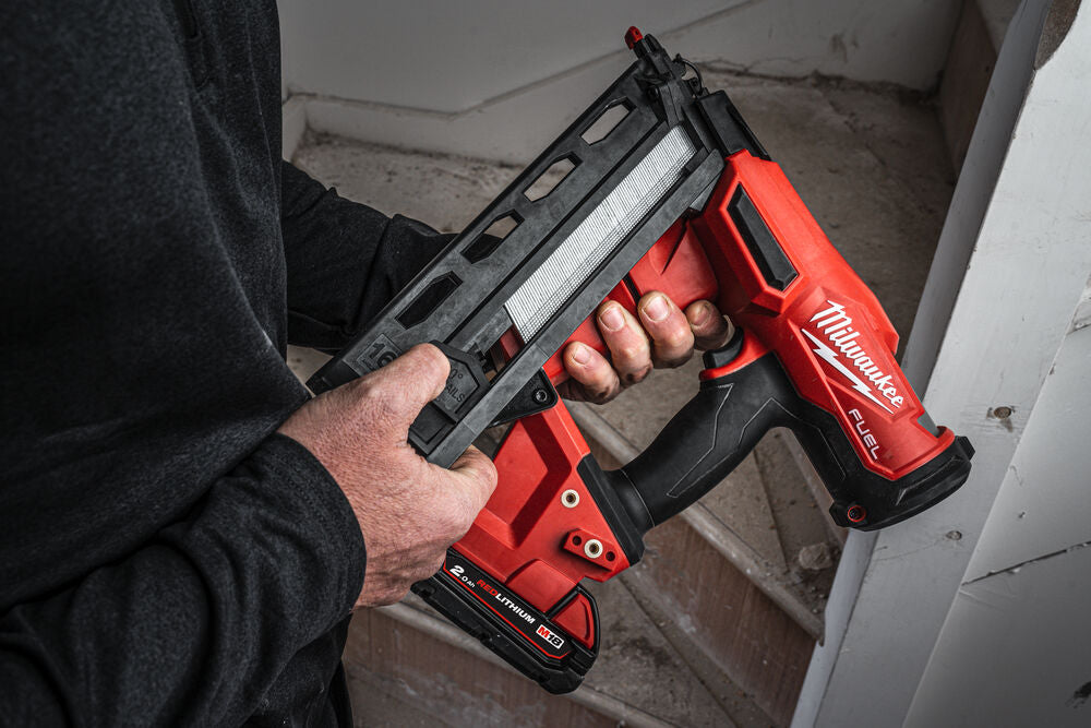 Milwaukee M18 FN16GA-202X - Groppinatrice a batteria 18V, 2 x 2Ah