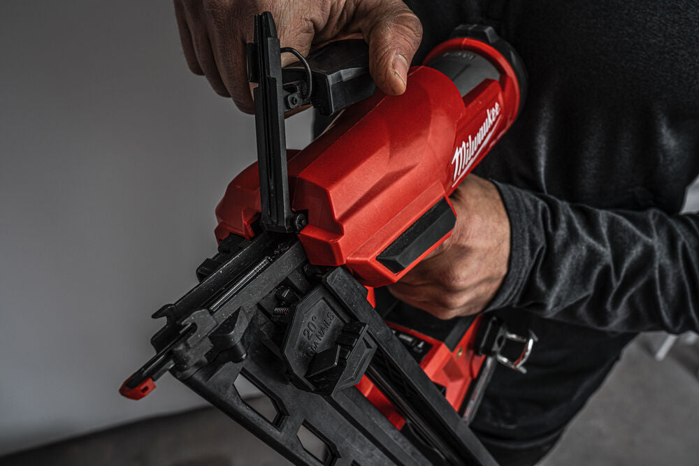Milwaukee M18 FN16GA-202X - Groppinatrice a batteria 18V, 2 x 2Ah