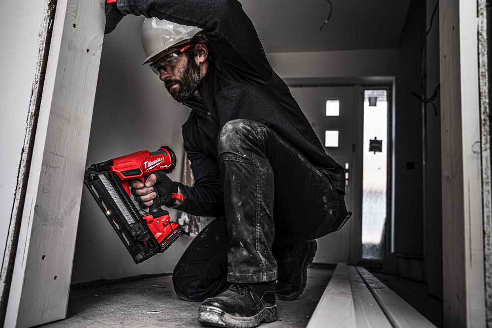 Milwaukee M18 FN16GA-202X - Groppinatrice a batteria 18V, 2 x 2Ah