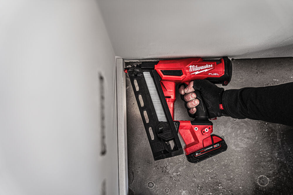Milwaukee M18 FN16GA-202X - Groppinatrice a batteria 18V, 2 x 2Ah