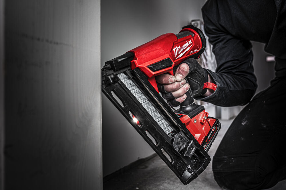 Milwaukee M18 FN16GA-202X - Groppinatrice a batteria 18V, 2 x 2Ah