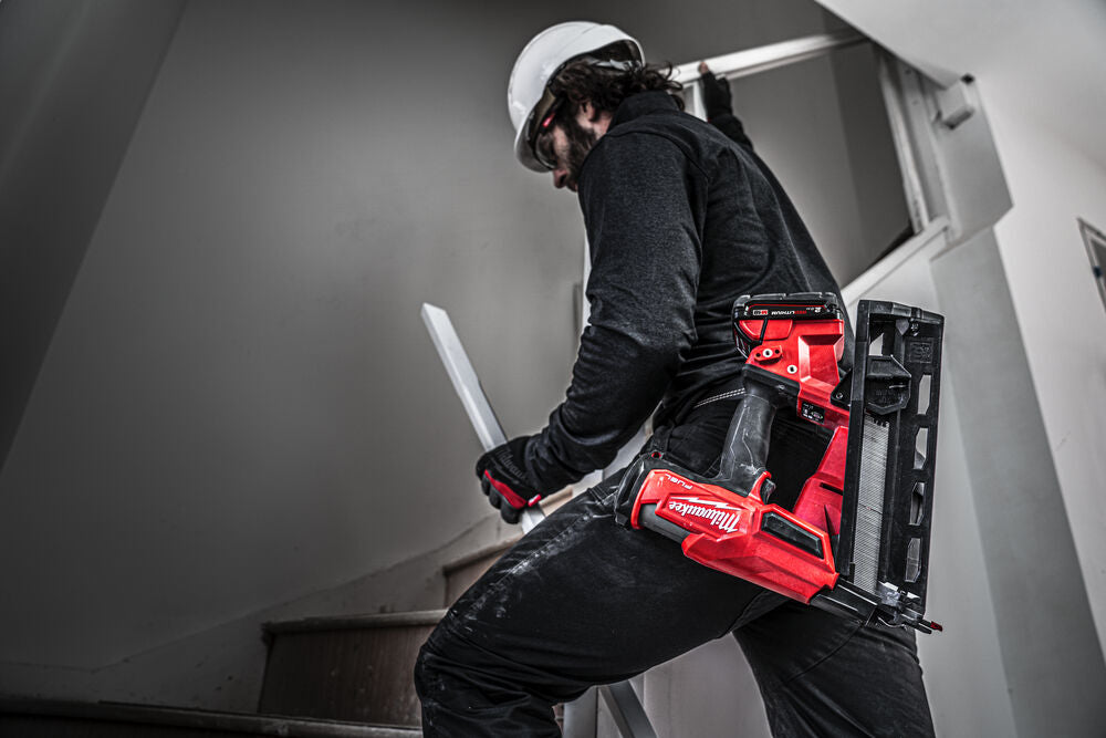 Milwaukee M18 FN16GA-202X - Groppinatrice a batteria 18V, 2 x 2Ah