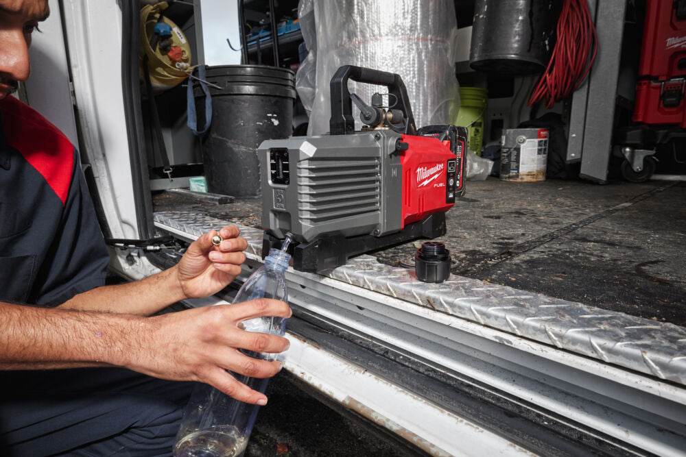 Milwaukee M18 FVP5-801 - Pompa del vuoto a batteria 18V - 142 litri/min - 1 x 8Ah 