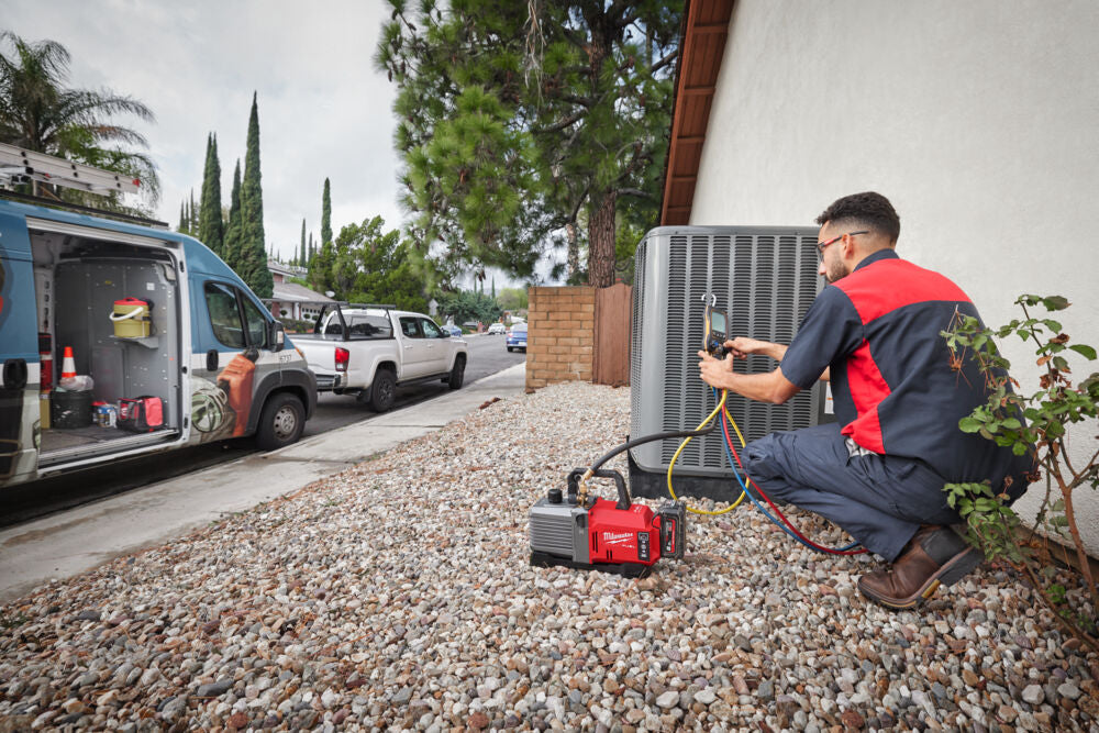 Milwaukee M18 FVP5-801 - Pompa del vuoto a batteria 18V - 142 litri/min - 1 x 8Ah 