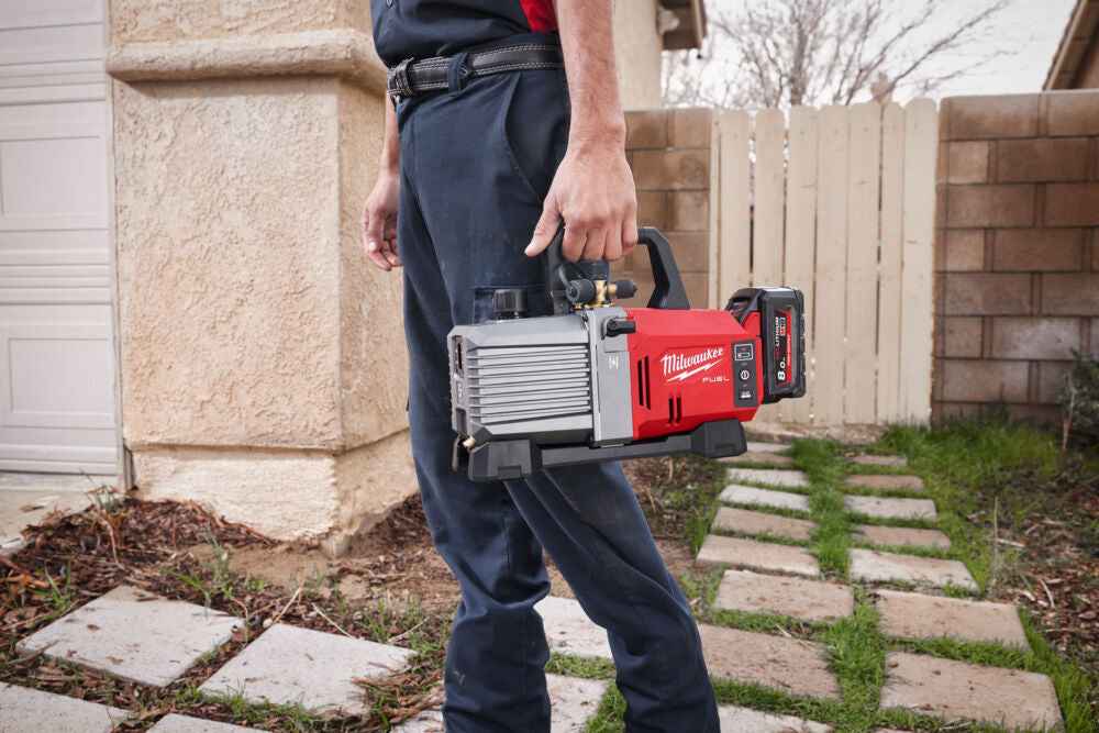 Milwaukee M18 FVP5-801 - Pompa del vuoto a batteria 18V - 142 litri/min - 1 x 8Ah 