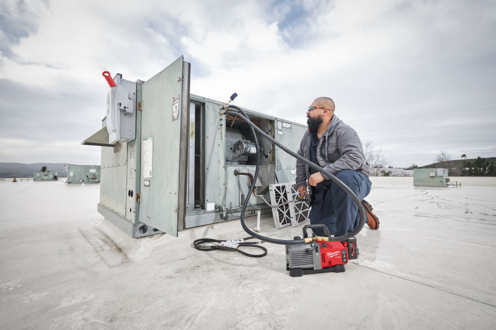 Milwaukee M18 FVP5-801 - Pompa del vuoto a batteria 18V - 142 litri/min - 1 x 8Ah 