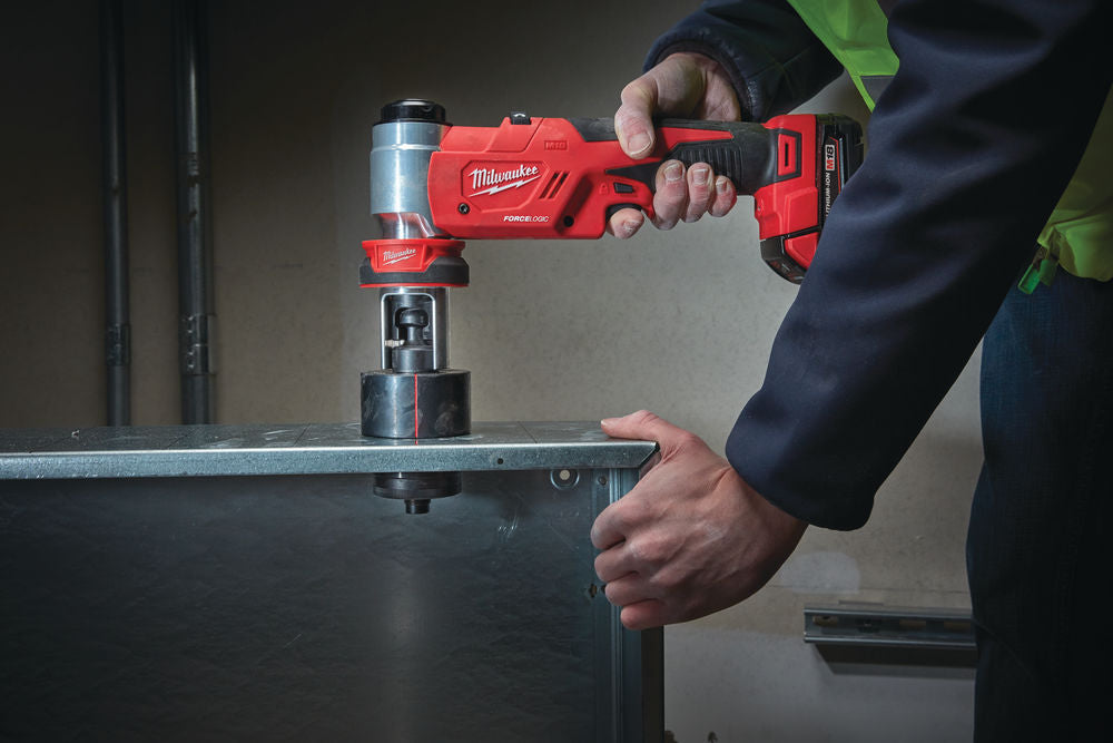 Milwaukee M18 HKP-201CA - Punzonatrice foralamiera a batteria 18V Foce Logic, 1 x 2Ah , accessori e valigetta