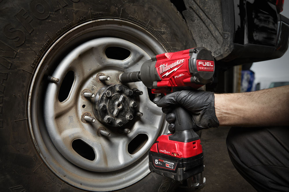 Milwaukee M18 ONEFHIWF12-502B - Avvitatore ad impulsi a batteria 18V One-Key, 2 x 5Ah in borsone