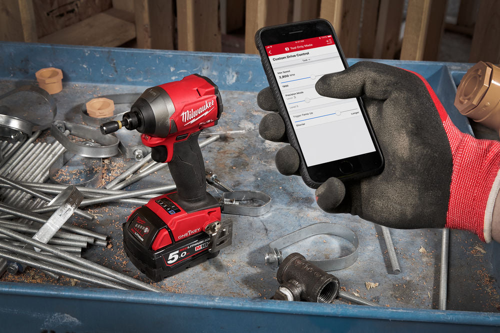 Milwaukee M18 ONEID2-502X - Avvitatore a impulsi a batteria 18 Volt 1/4" FUEL ONE KEY - 2 x 5Ah