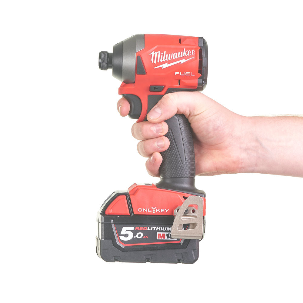 Milwaukee M18 ONEID2-502X - Avvitatore a impulsi a batteria 18 Volt 1/4" FUEL ONE KEY - 2 x 5Ah