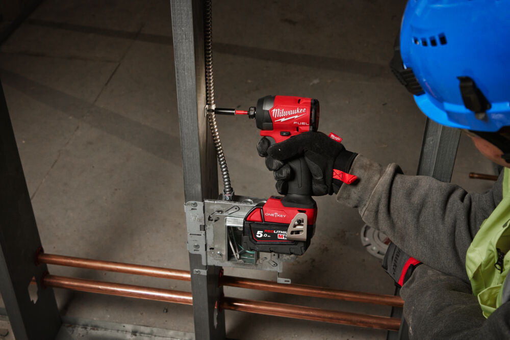 Milwaukee M18 ONEID3-502X - Avvitatore a impulsi a batteria 18V, ONE-KEY - 2 x 5Ah 