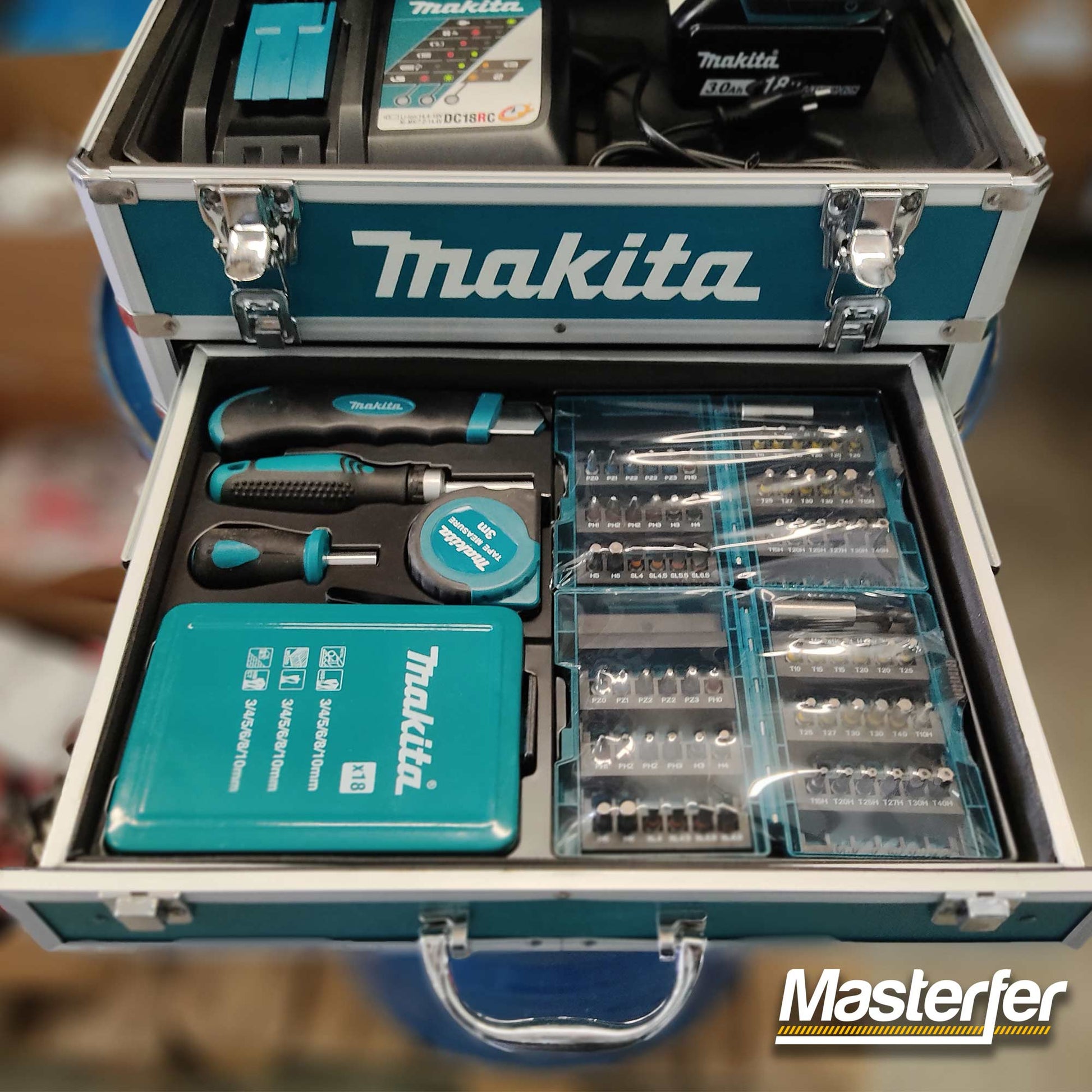 Makita DHP453RFX2 - Trapano avvitatore a batteria con percussione, 2 x 3ah in valigetta e 96 accessori in dettaglio aperto valigia aperta accessori