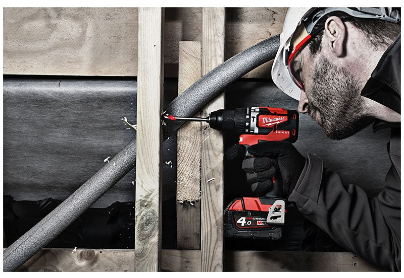 Milwaukee M18 CBLPD-402C trapano avvitatore COMPATTO brushless con percussione + 2 Batterie 4Ah + Valigetta