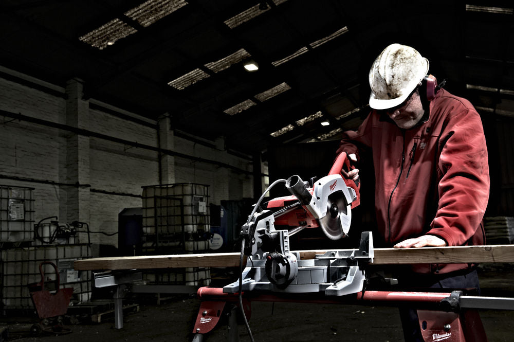 Milwaukee MS 16 SB - Troncatrice radiale per legno con lama da 216MM