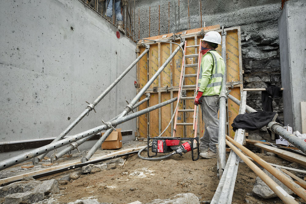 Milwaukee MXF CVBPKIT-602 - Vibratore per calcestruzzo a zaino, con ago vibrante