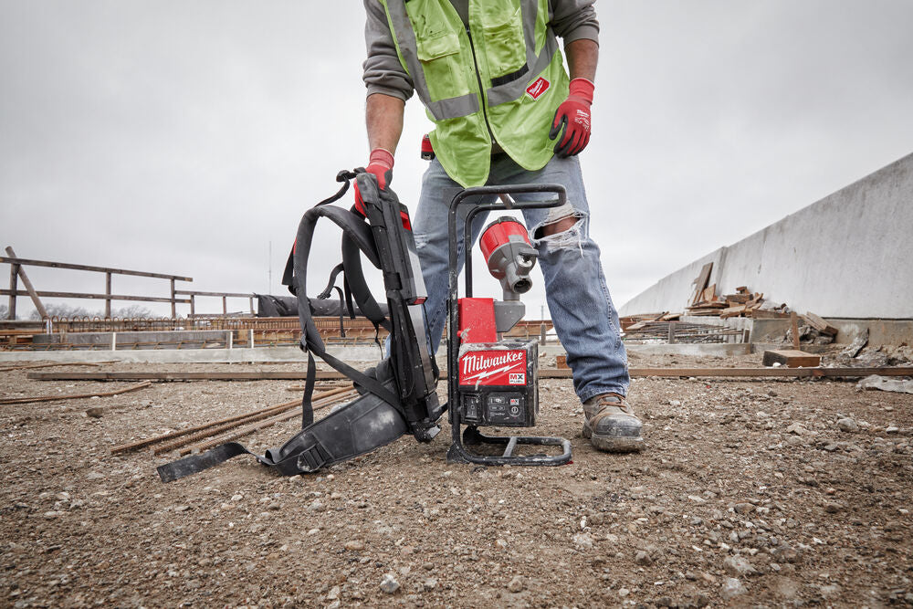 Milwaukee MXF CVBPKIT-602 - Vibratore per calcestruzzo a zaino, con ago vibrante