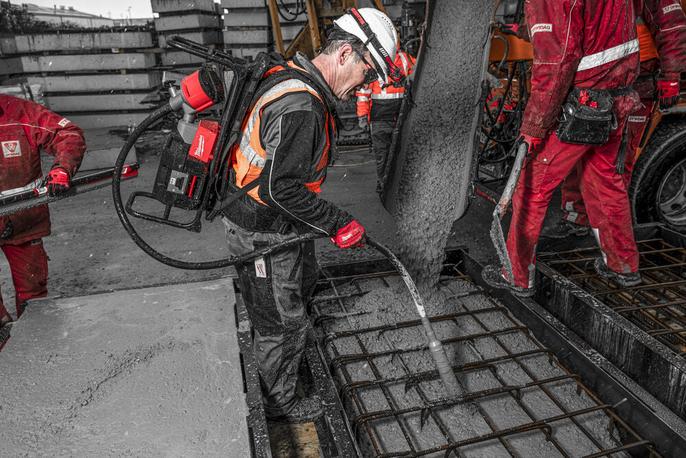 Milwaukee MXF CVBP-0 - Vibratore per calcestruzzo a zaino MX FUEL - solo corpo