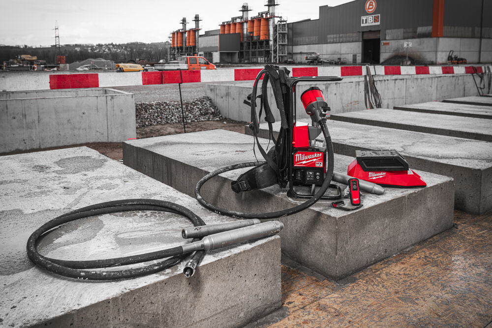 Milwaukee MXF CVBP-0 - Vibratore per calcestruzzo a zaino MX FUEL - solo corpo