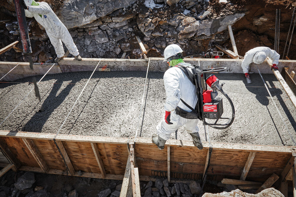 Milwaukee MXF CVBP-0 - Vibratore per calcestruzzo a zaino MX FUEL - solo corpo