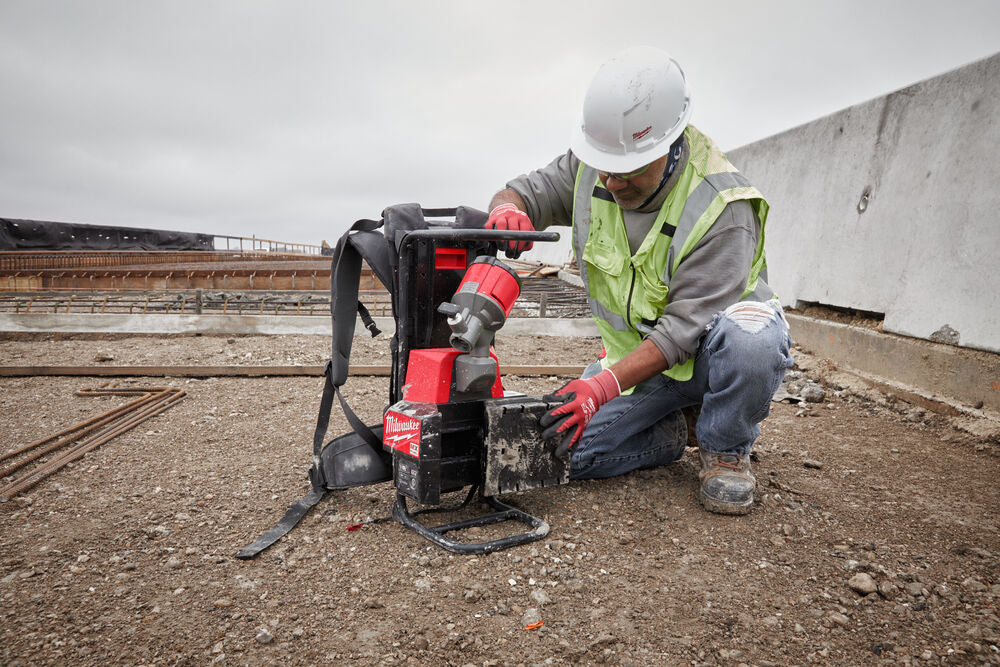 Milwaukee MXF CVBP-0 - Vibratore per calcestruzzo a zaino MX FUEL - solo corpo