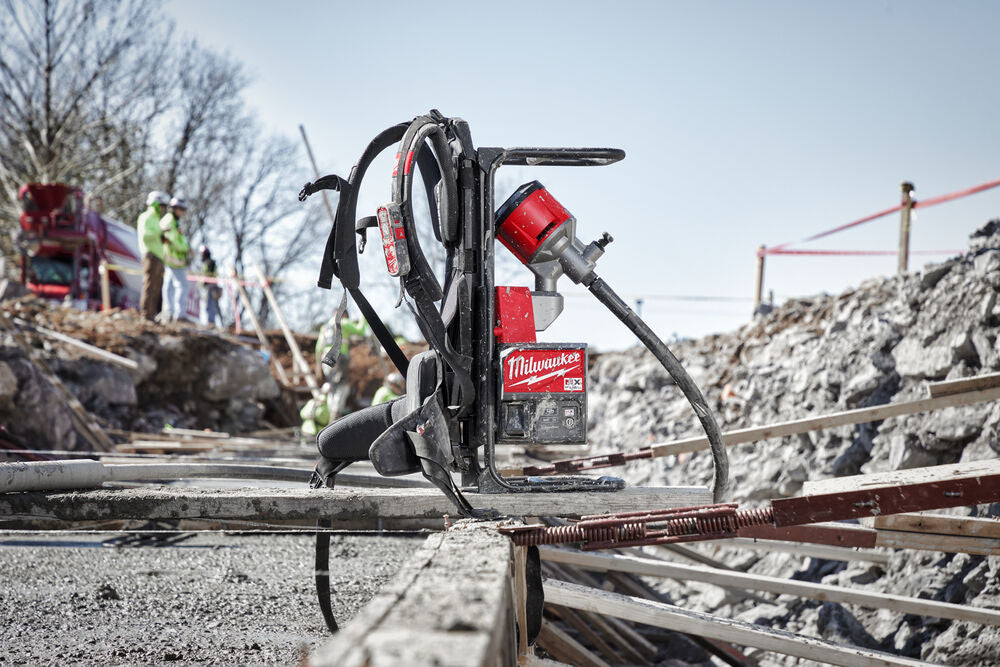 Milwaukee MXF CVBP-0 - Vibratore per calcestruzzo a zaino MX FUEL - solo corpo