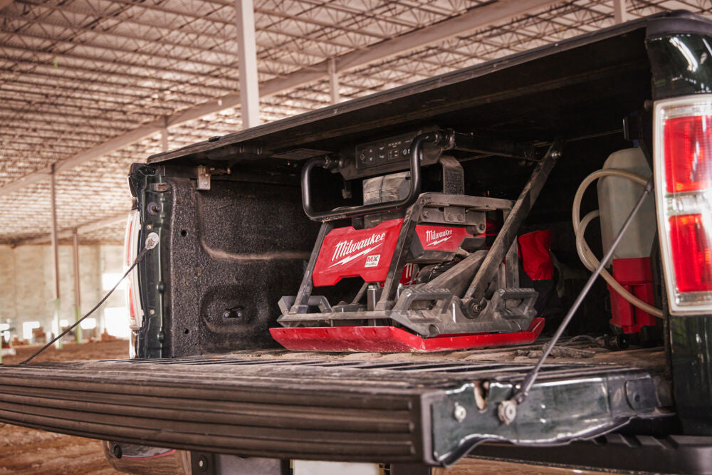 Milwaukee MXF PC50-122 - Piastra vibrante compattatore a batteria MXF - 2 x batteria HD812 + Caricabatterie MXF SC