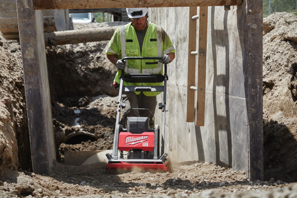 Milwaukee MXF PC50-122 - Piastra vibrante compattatore a batteria MXF - 2 x batteria HD812 + Caricabatterie MXF SC