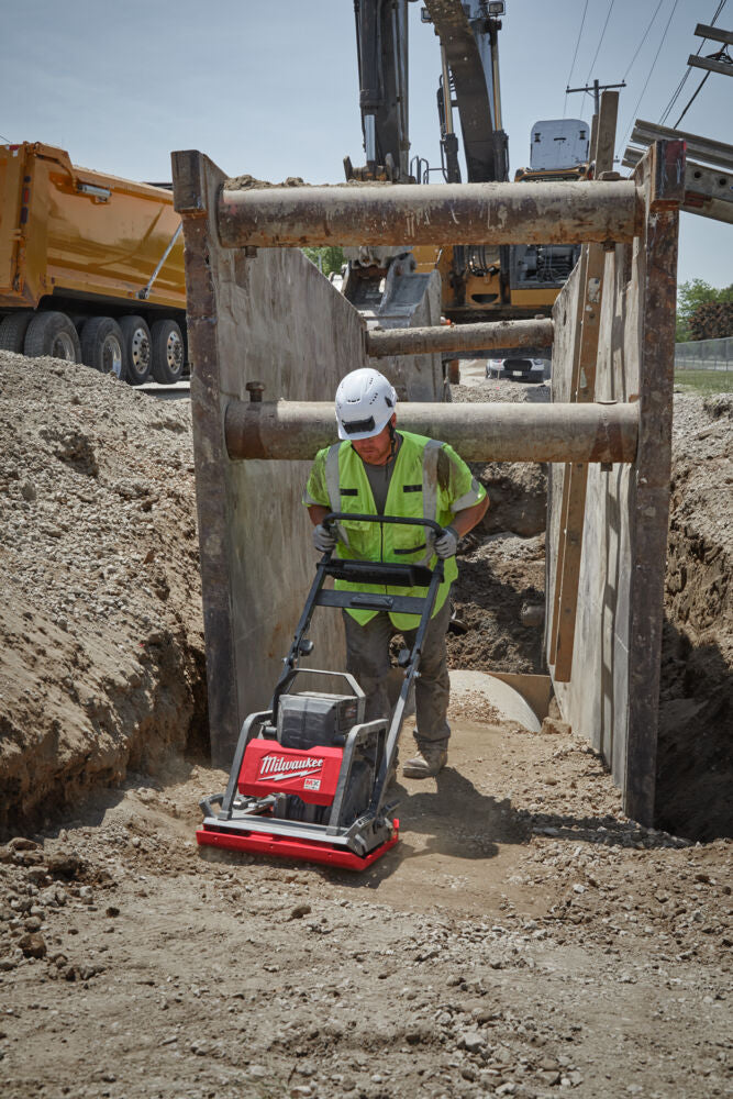 Milwaukee MXF PC50-122 - Piastra vibrante compattatore a batteria MXF - 2 x batteria HD812 + Caricabatterie MXF SC