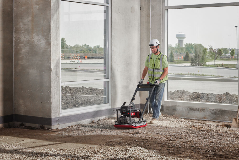 Milwaukee MXF PC50-122 - Piastra vibrante compattatore a batteria MXF - 2 x batteria HD812 + Caricabatterie MXF SC