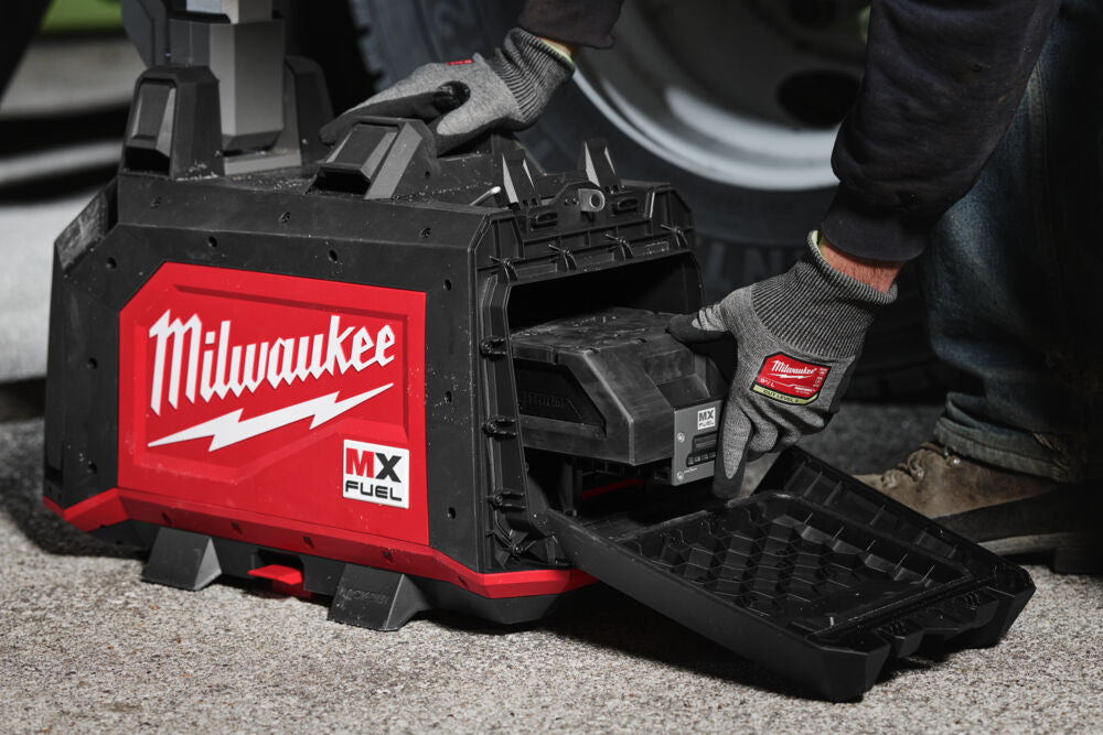 Milwaukee MXF TLIC-601 - Torre faro compatta MX FUEL Packout Batteria/Corrente - 1 batteria MXF 6Ah 