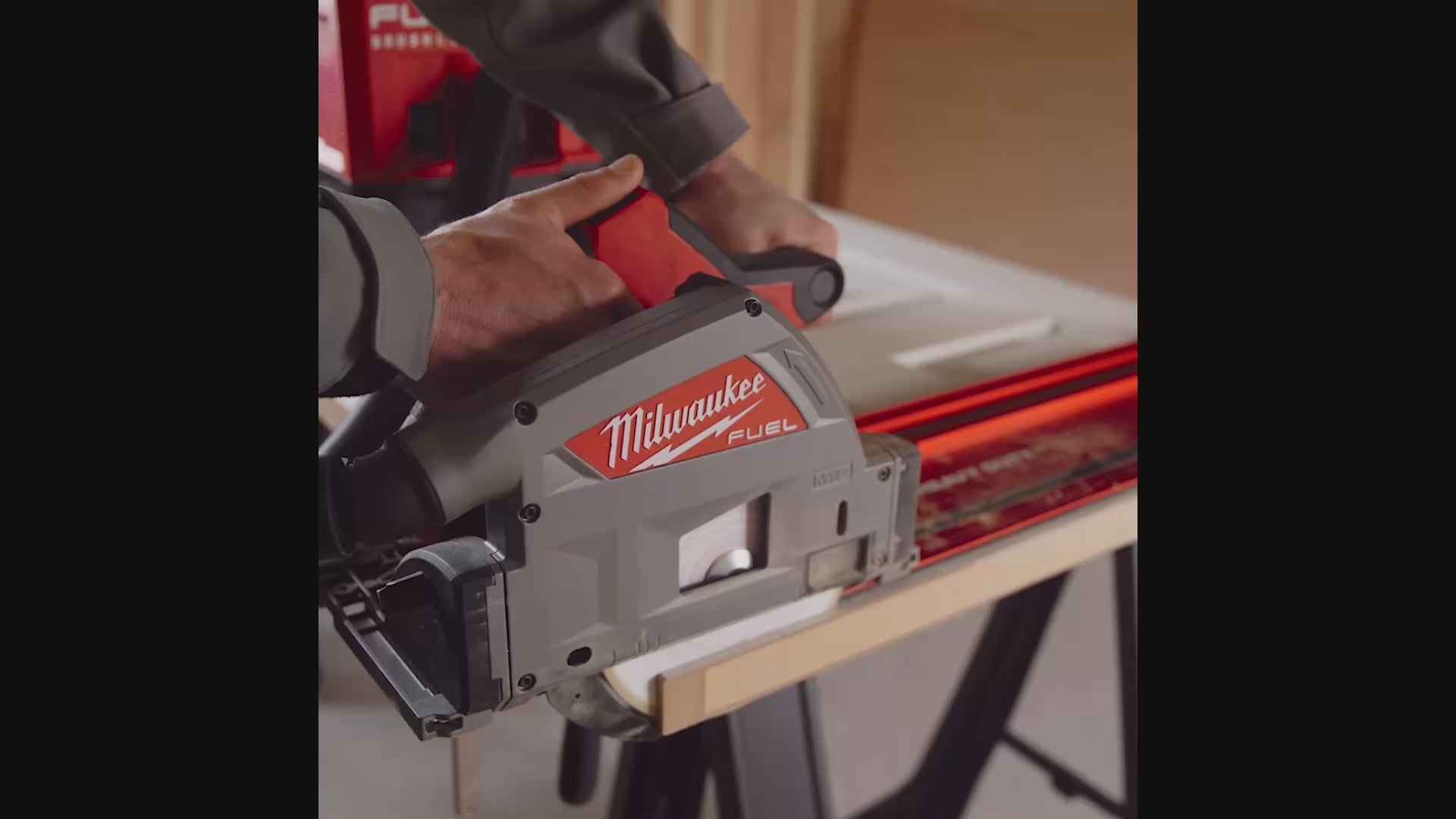 Carica video: Milwaukee M18 FPS55-0P Sega ad affondamento da 55 mm per legno, compatibile con guida parallela con valigia , solo corpo