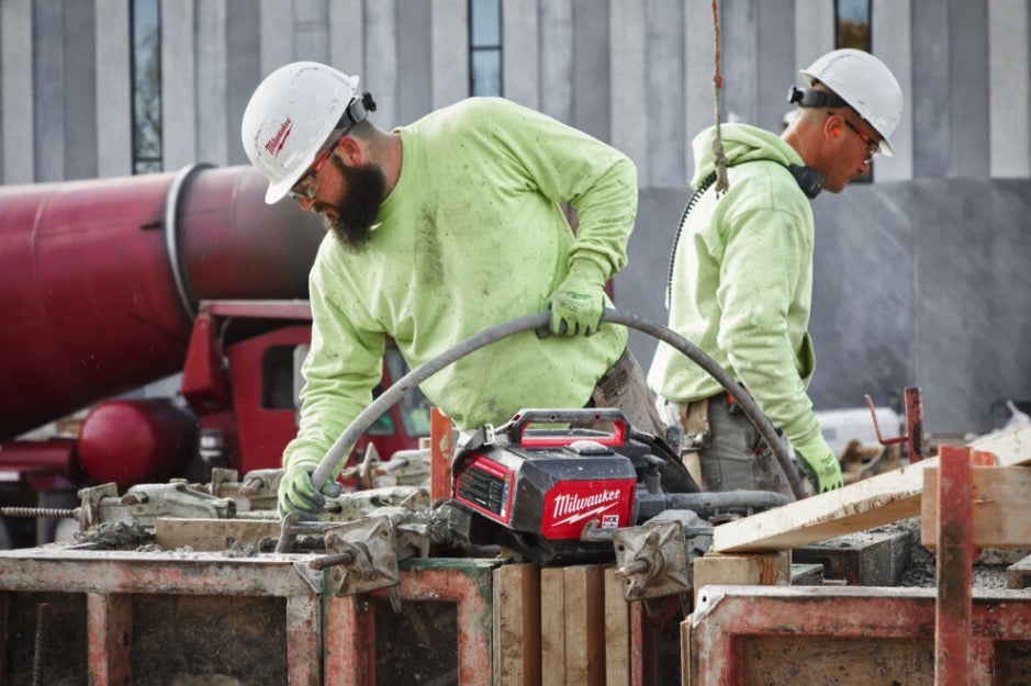 Milwaukee MXF CVBCKIT-602 - Vibratore per calcestruzzo a valigetta MX FUEL con testa 38 mm e tubo 4 m - 2 batterie 6.0 Ah 