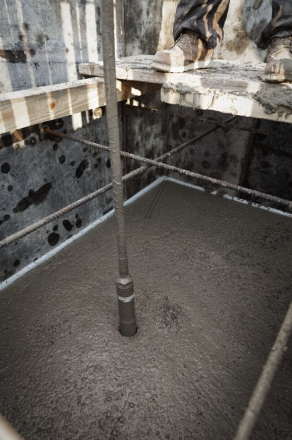 Milwaukee MXF CVBCKIT-602 - Vibratore per calcestruzzo a valigetta MX FUEL con testa 38 mm e tubo 4 m - 2 batterie 6.0 Ah 