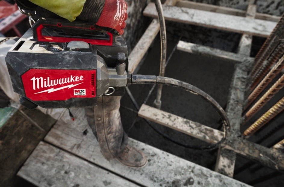 Milwaukee MXF CVBCKIT-602 - Vibratore per calcestruzzo a valigetta MX FUEL con testa 38 mm e tubo 4 m - 2 batterie 6.0 Ah 