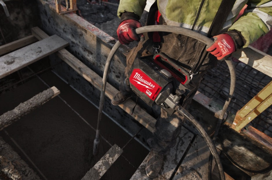Milwaukee MXF CVBCKIT-602 - Vibratore per calcestruzzo a valigetta MX FUEL con testa 38 mm e tubo 4 m - 2 batterie 6.0 Ah 
