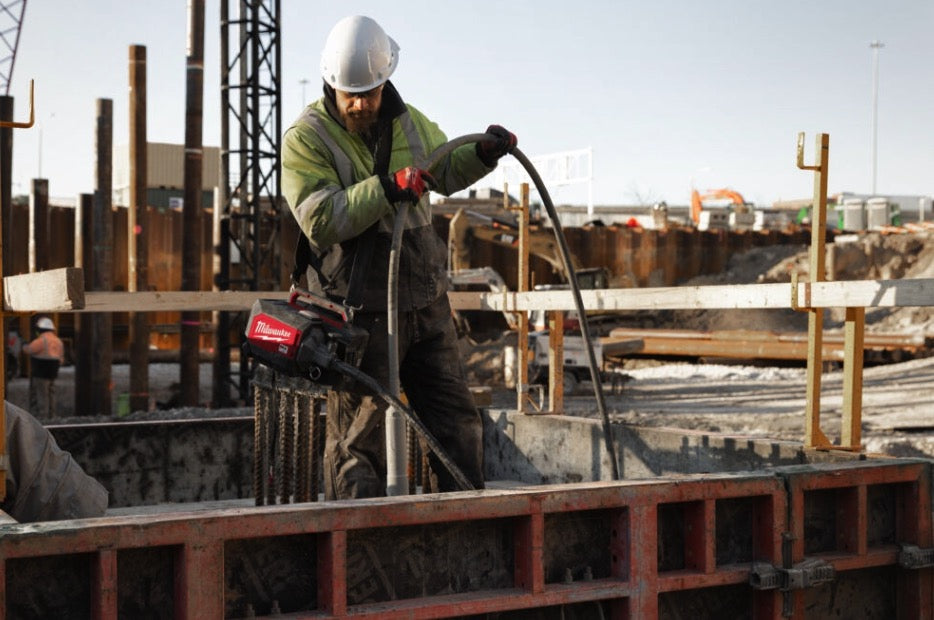 Milwaukee MXF CVBCKIT-602 - Vibratore per calcestruzzo a valigetta MX FUEL con testa 38 mm e tubo 4 m - 2 batterie 6.0 Ah 