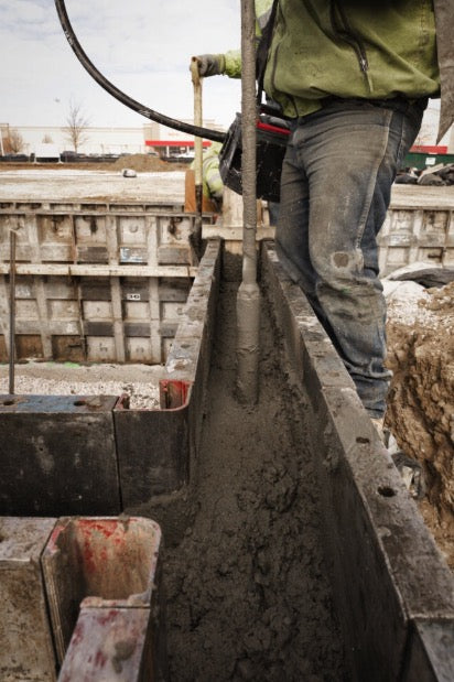 Milwaukee MXF CVBCKIT-602 - Vibratore per calcestruzzo a valigetta MX FUEL con testa 38 mm e tubo 4 m - 2 batterie 6.0 Ah 