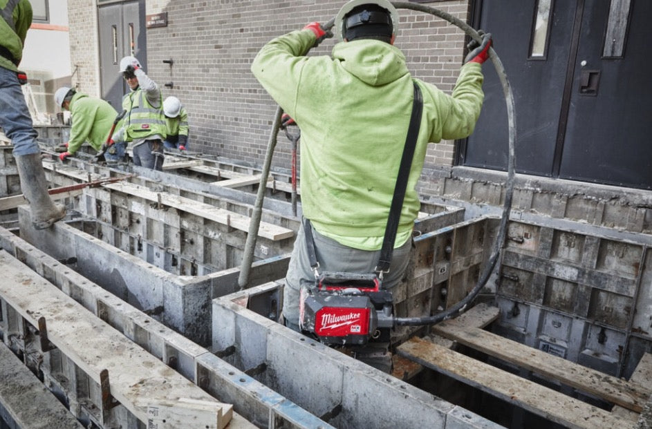 Milwaukee MXF CVBCKIT-602 - Vibratore per calcestruzzo a valigetta MX FUEL con testa 38 mm e tubo 4 m - 2 batterie 6.0 Ah 