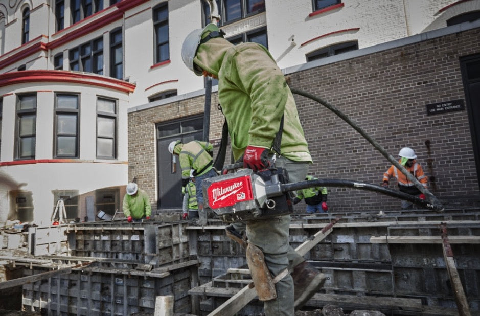 Milwaukee MXF CVBCKIT-602 - Vibratore per calcestruzzo a valigetta MX FUEL con testa 38 mm e tubo 4 m - 2 batterie 6.0 Ah 