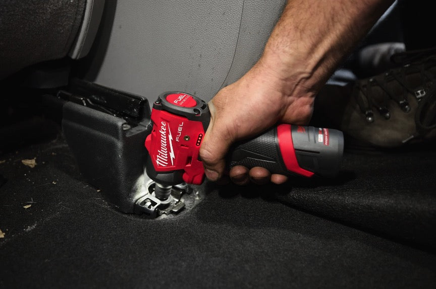 Milwaukee M12 FDGA2-522BA - Mini smerigliatrice angolare 12V FUEL con kit frese - 2,5Ah + 5Ah High Power