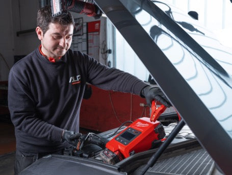 Milwaukee M18 JS2000-0 - Avviatore booster a batteria 18V per auto - solo corpo 