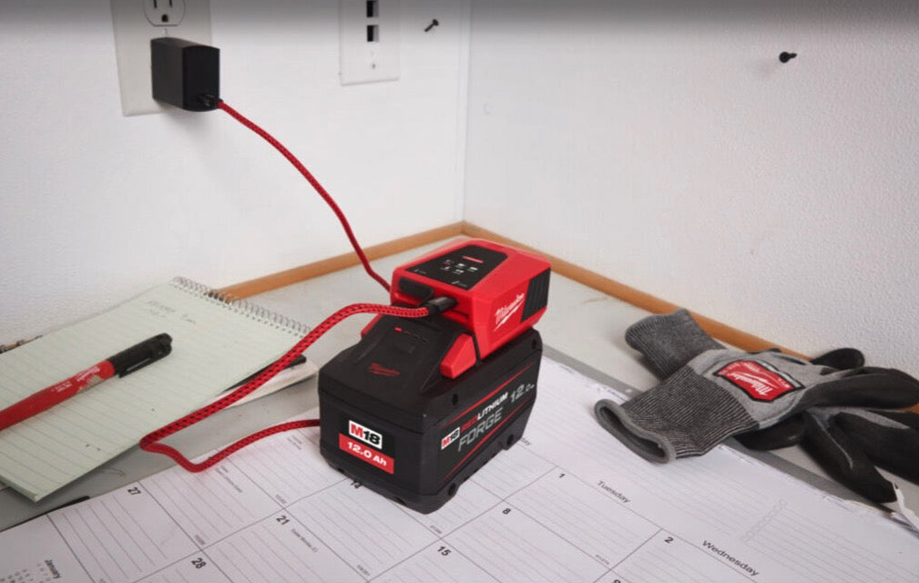 Milwaukee M18 TC-0 - Mini caricabatterie 2 in 1 con powerbank 18V