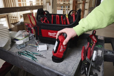 Milwaukee M12 ALIP-0 - Faro led ruotabile Packoput con Power Bank 12V - solo corpo 