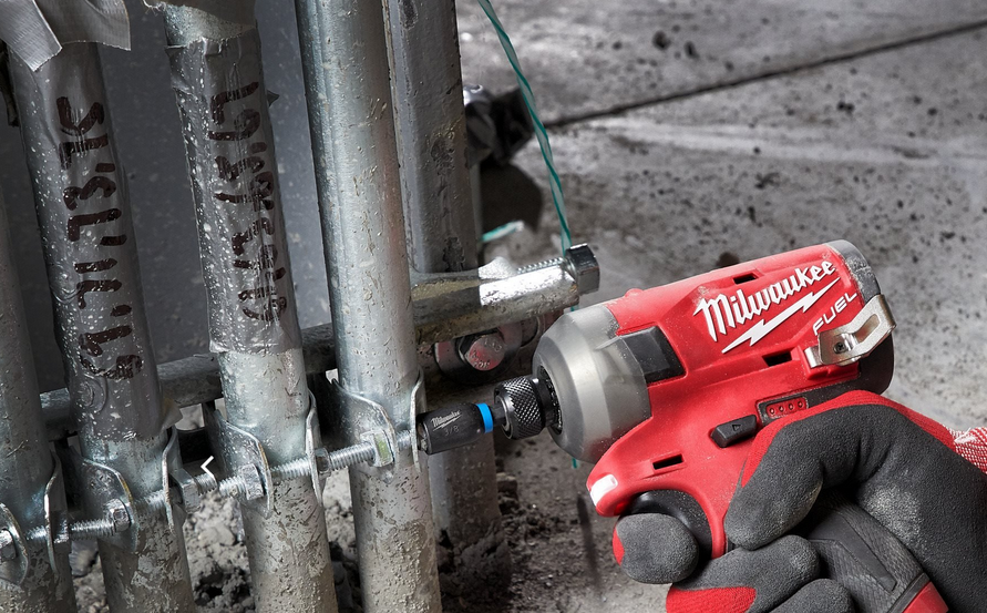 Milwaukee M12 FQID-202X Avvitatore ad impulsi silenzioso ¼″ FUEL 12v , con n.2 batterie - 1 caricabatterie - 1 valigia