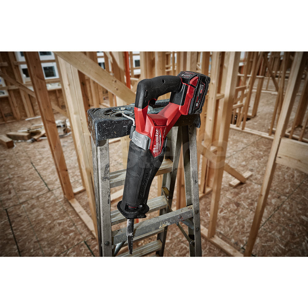 Milwaukee M18 FSZ-502X seghetto a gattuccio sega fuel a batteria taglio in cantiere
