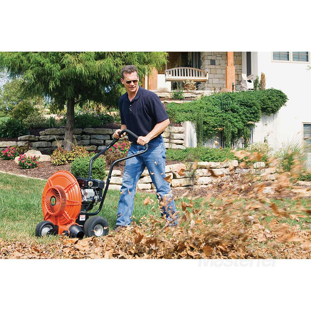 Soffiatore carrellato a spinta Billy Goat F601V in utilizzo