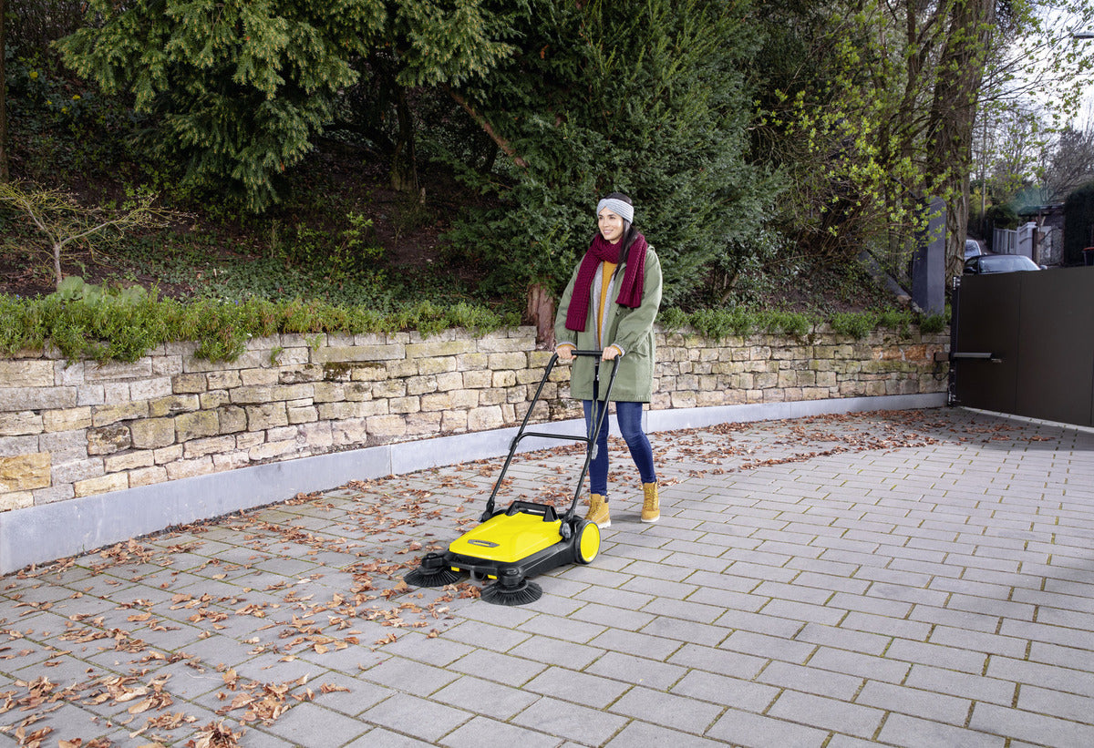 Karcher S4 Twin - Spazzatrice manuale a spinta, larghezza di spazzatura di 680 mm