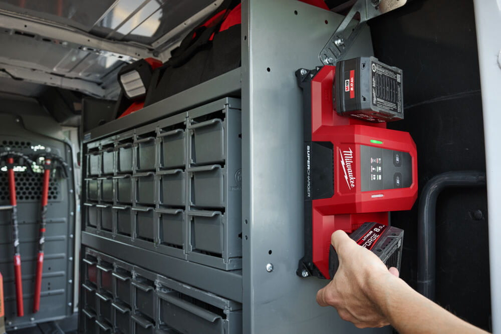 Milwaukee M18 MDBSC - Caricabatterie M18 simultaneo super rapido per veicoli 